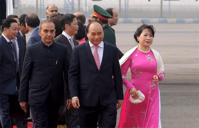 Các quan chức Ấn Độ đón Thủ tướng, Phu nhân và đoàn Việt Nam tại chân cầu thang máy bay. Ảnh: VGP/Quang Hiếu.