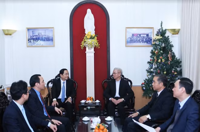 Chủ tịch UBTƯ MTTQ Việt Nam Trần Thanh Mẫn thăm hỏi trao đổi công việc với linh mục Trần Xuân Mạnh. Chủ tịch UBTƯ MTTQ Việt Nam Trần Thanh Mẫn thăm hỏi trao đổi công việc với linh mục Trần Xuân Mạnh.