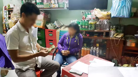 Một buổi giao dịch của một người làm “cò đất” vùng ven. Một buổi giao dịch của một người làm “cò đất” vùng ven.