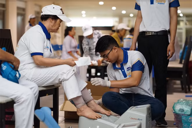 Đo loãng xương, tư vấn sức khoẻ cho người cao tuổi tham gia chương trình.