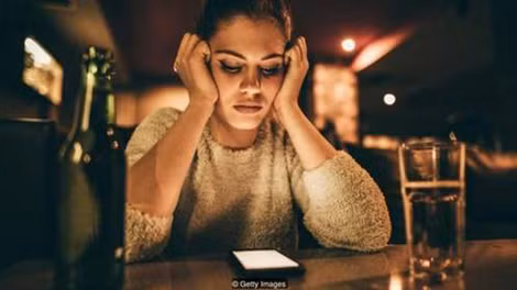 Trên dòng thời gian Facebook hoặc ảnh trên Instagram có vết tích về sức khỏe tâm thần của người dùng.