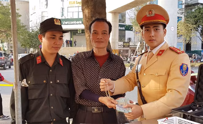Anh Nghĩa rút số tiền 4 triệu đồng để thưởng cho cán bộ, chiến sỹ tổ Y8/141 nhưng các đồng chí Cảnh sát từ chối không nhận.