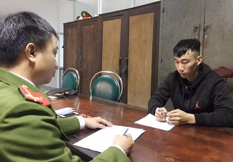 Một đối tượng trong đường dây giả danh công an gọi điện thoại lừa đảo bị bắt giữ. Một đối tượng trong đường dây giả danh công an gọi điện thoại lừa đảo bị bắt giữ.