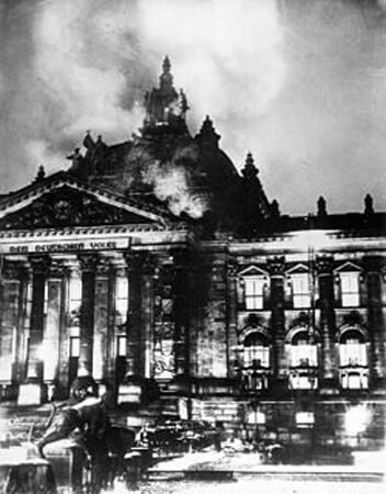 Vụ hỏa hoạn tại Reichstag là một trong những cái cớ “đẻ ra” chủ nghĩa phát xít. Vụ hỏa hoạn tại Reichstag là một trong những cái cớ “đẻ ra” chủ nghĩa phát xít.