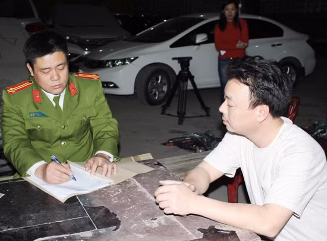 Lái xe Lê Hữu Tài khai báo với cơ quan Công an.