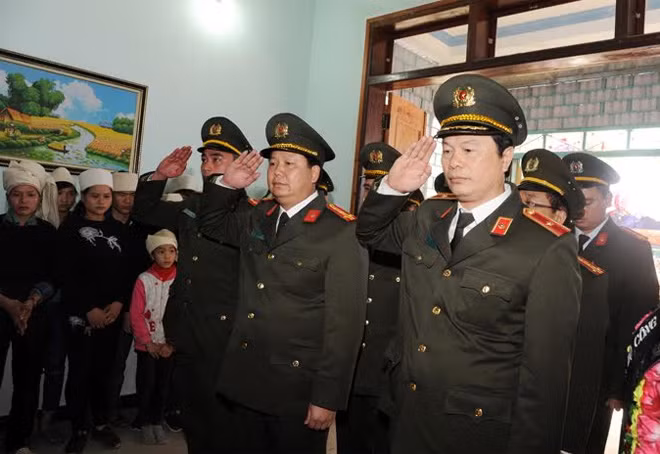 Thiếu tướng Bùi Minh Giám, Phó Tổng cục trưởng Tổng cục Chính trị CAND và lãnh đạo Công an tỉnh Hà Giang thắp hương tại buổi Lễ truy điệu Thượng úy Lưu Minh Thức.