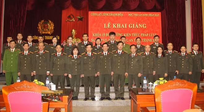 Các đại biểu dự lễ khai giảng chup ảnh lưu niệm.