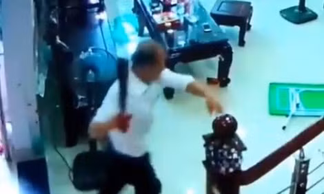 Hình ảnh Vương Văn Bình cầm dao truy sát đồng nghiệp được camera ghi lại.