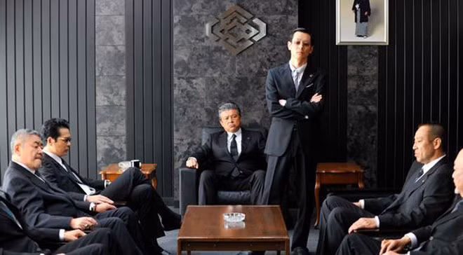 Yakuza giờ đây đang âm thầm hoạt động dưới vỏ bọc của các doanh nhân thành đạt. Yakuza giờ đây đang âm thầm hoạt động dưới vỏ bọc của các doanh nhân thành đạt.