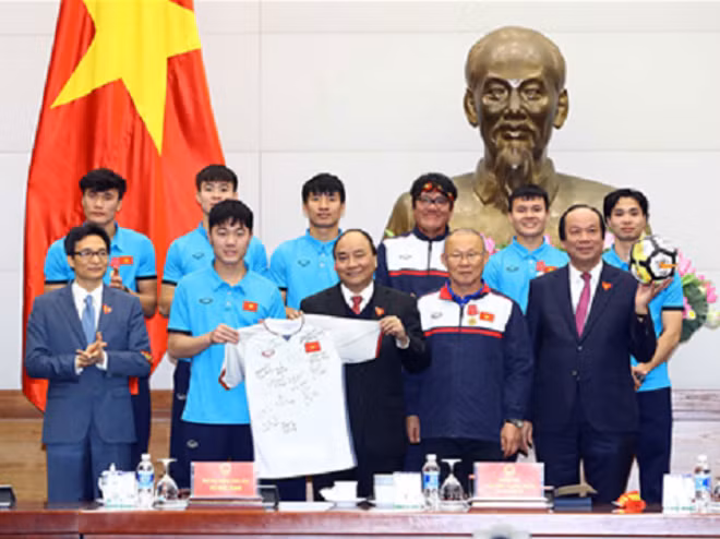 Quả bóng và chiếc áo đấu giá được các cầu thủ U23 Việt Nam trao tặng Thủ tướng nhân dịp Văn phòng Chính phủ tiếp đón và chúc mừng thành công của đội.
