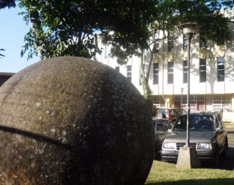 Quả cầu đá nằm trong khuôn viên Đại học Costa Rica như là biểu tượng của truyền thống và sự thông thái của nguời cổ xưa.