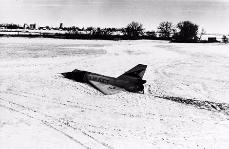 Chiếc Convair F-106 được đặt tên là “máy bay ném bom cánh đồng ngô”.