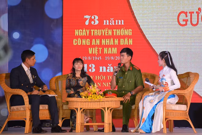 Thiếu úy Võ Tấn Lộc tại chương trình giao lưu “Gương sáng phố phường”.