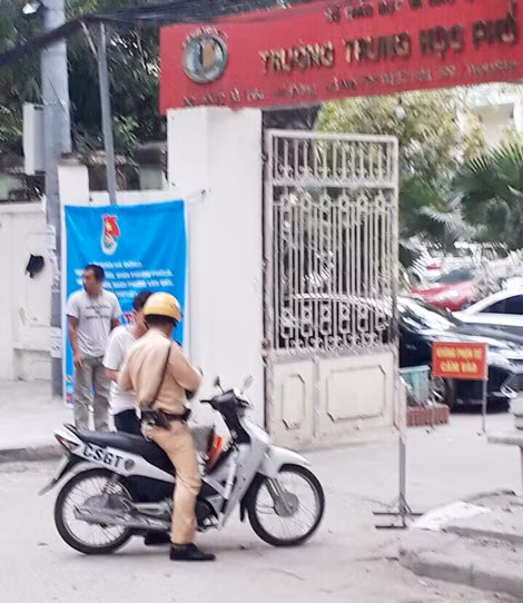 Cháu Dũng đã đến phòng thi đúng giờ.