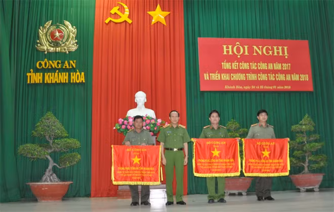 Thứ trưởng Lê Quý Vương trao cờ thi đua của Bộ Công an cho 3 đơn vị.