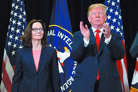 Tổng thống Donald Trump trong buổi tuyên thệ nhậm chức của bà Gina Haspel.