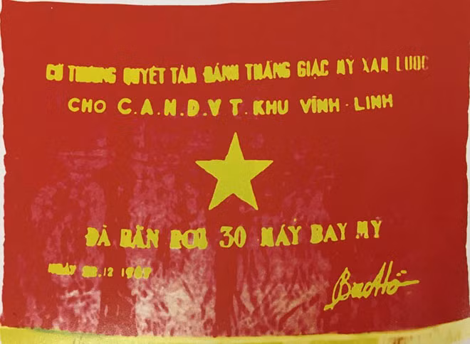 Cờ thưởng của Chủ tịch Hồ Chí Minh tặng Công an nhân dân vũ trang Khu Vĩnh Linh đã có thành tích bắn rơi 30 máy bay Mỹ (22-12-1967).