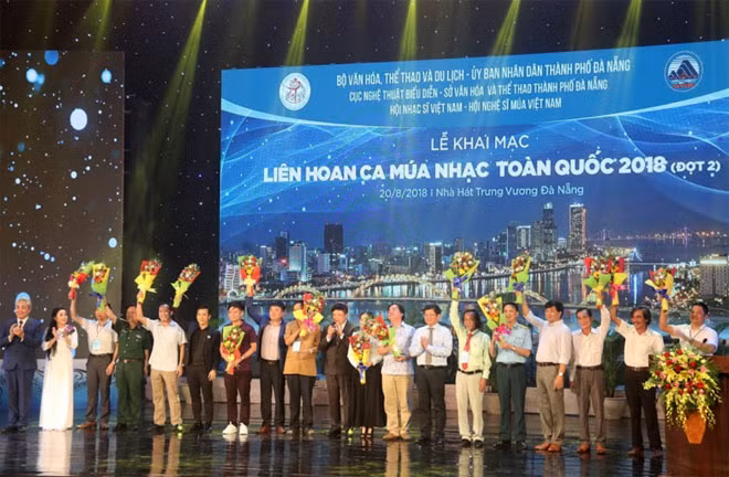 Ông Nguyễn Thế Kỷ - Uỷ viên Trung ương Đảng, Tổng giám đốc Đài Tiếng nói Việt Nam cùng ông Võ Công Trí - Phó Bí thư thường trực Thành ủy Đà Nẵng tặng hoa các đơn vị tham gia Liên hoan.