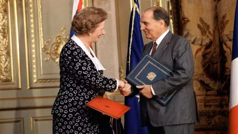 Thủ tướng Anh Margaret Thatcher và Tổng thống Pháp Francois Mitterrand phê chuẩn Hiệp định Canterbury, mở đường cho việc xây dựng đường hầm qua eo biển Manche. Ảnh: AFP.