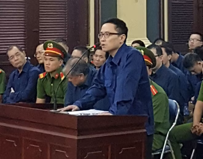 Bị cáo Nguyễn Việt Hà (đứng) và các bị cáo khác tại tòa. Bị cáo Nguyễn Việt Hà (đứng) và các bị cáo khác tại tòa.