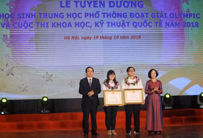 Bà Trương Thị Mai, Trưởng ban Dân vận trung Ương và Bộ trưởng Bộ GD&ĐT tặng Bằng khen của Chủ tịch nước cho hai học sinh xuất sắc. Bà Trương Thị Mai, Trưởng ban Dân vận trung Ương và Bộ trưởng Bộ GD&ĐT tặng Bằng khen của Chủ tịch nước cho hai học sinh xuất sắc.