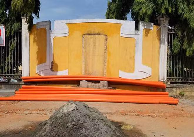 Bia tưởng niệm 11 cô gái sông Hương ở vị trí ngã tư Lê Quý Đôn - Bà Triệu (TP Huế) đã được tháo dỡ để di dời.