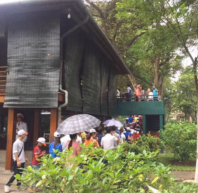 Khu lưu niệm Chủ tịch Hồ Chí Minh thuộc Phủ Chủ tịch – một trong số ít “địa chỉ đỏ” thu hút đông khách tham quan tại Hà Nội. Khu lưu niệm Chủ tịch Hồ Chí Minh thuộc Phủ Chủ tịch – một trong số ít “địa chỉ đỏ” thu hút đông khách tham quan tại Hà Nội.