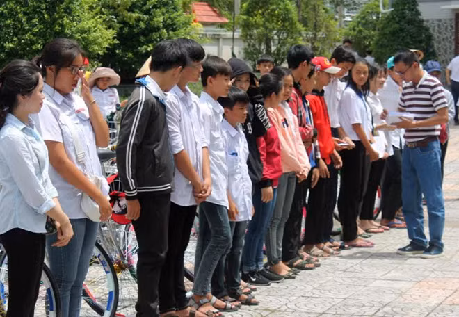 Ông Lê Nguyễn Đức Khôi đại diện Tập đoàn Tân Hiệp Phát trao quà cho các em học sinh. Ông Lê Nguyễn Đức Khôi đại diện Tập đoàn Tân Hiệp Phát trao quà cho các em học sinh.