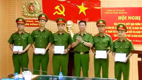 Lãnh đạo Công an TP Hà Nội khen thưởng cán bộ Đội 2 Phòng CSĐT tội phạm về ma túy Công an TP Hà Nội và Công an quận Đống Đa do có thành tích xuất sắc trong đấu tranh với tội phạm ma túy.