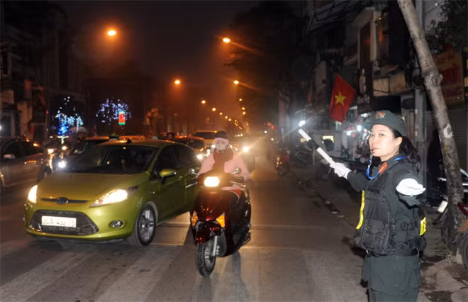 Thượng sĩ Lương Thị Thu – Tiểu đoàn Cảnh sát đặc nhiệm tham gia đảm bảo TTATGT trên đường Lê Duẩn – Khâm Thiên.