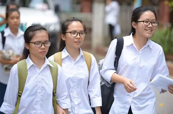 Thí sinh phấn khởi với kết quả làm bài thi môn Ngoại ngữ.
