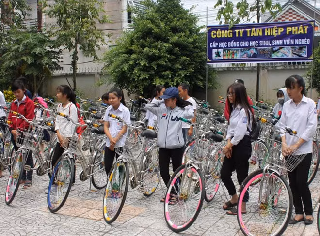 Những chiếc xe đạp sẽ giúp con đường đến trường của các em học sinh dễ dàng hơn. Những chiếc xe đạp sẽ giúp con đường đến trường của các em học sinh dễ dàng hơn.
