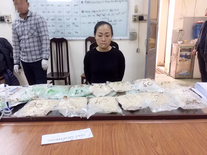 Đối tượng Nguyễn Thanh Thủy cùng tang vật ma túy trong vụ án lợi dụng chuyển phát nhanh.