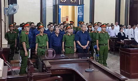 Các bị cáo Phạm Công Danh và Trầm Bê tại tòa.