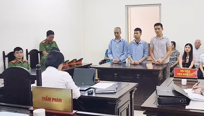 Ba bị cáo: Thành, Mạnh và Lâm (đứng) tại phiên toà phúc thẩm. Ba bị cáo: Thành, Mạnh và Lâm (đứng) tại phiên toà phúc thẩm.