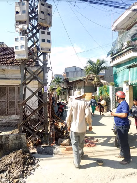 Hiện trường vụ tự ý khoan lỗ dưới chân trụ điện cao thế, gây bất bình trong nhân dân địa phương.