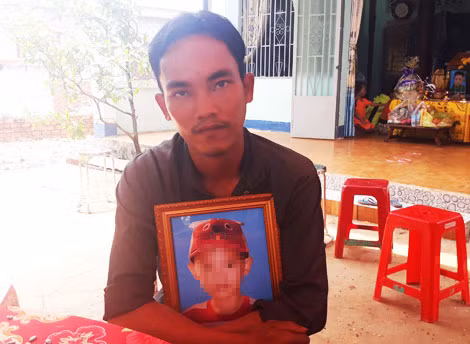 Anh Thành đau xót ôm di ảnh của cháu Đ..