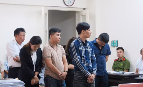 Phùng Viết Đông và nhóm đối tượng làm giả giấy tờ để thế chấp rút tiền ngân hàng, ra trước vành móng ngựa. Phùng Viết Đông và nhóm đối tượng làm giả giấy tờ để thế chấp rút tiền ngân hàng, ra trước vành móng ngựa.