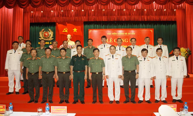 Thứ trưởng Nguyễn Văn Sơn với các đại biểu tham dự buổi lễ. Thứ trưởng Nguyễn Văn Sơn với các đại biểu tham dự buổi lễ.