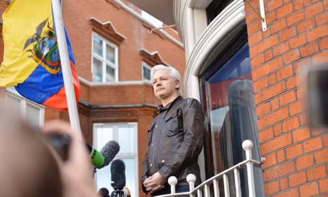 Ông chủ WikiLeaks Julian Assange trước ban công Đại sứ quán Ecuador tại London.