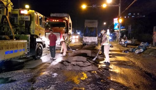 CSGT nửa đêm đẩy xe cát dọn vết dầu loang trên QL1A