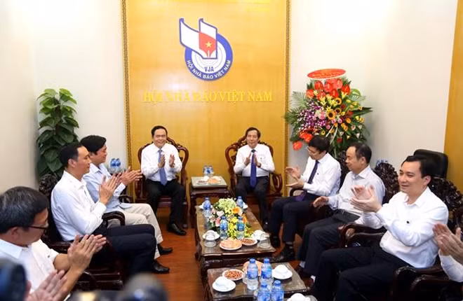 Quang cảnh chuyến thăm, chúc mừng Hội Nhà báo Việt Nam.