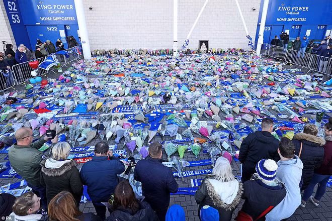 Các CĐV của Leicester City cầu nguyện và tưởng niệm cho vị chủ tịch đáng kính của mình. Các CĐV của Leicester City cầu nguyện và tưởng niệm cho vị chủ tịch đáng kính của mình.