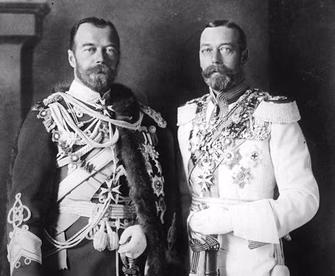 Sa hoàng Nicholas II (trái) và người anh em họ Vua George V ở Berlin, năm 1913. Sa hoàng Nicholas II (trái) và người anh em họ Vua George V ở Berlin, năm 1913.