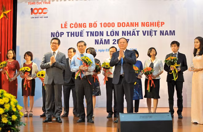 Đại diện MobiFone - Ông Nguyễn Đình Chiến, thành viên HĐTV - nhận kỷ niệm chương doanh nghiệp nộp thuế TNDN lớn nhất Việt Nam 2017. Đại diện MobiFone - Ông Nguyễn Đình Chiến, thành viên HĐTV - nhận kỷ niệm chương doanh nghiệp nộp thuế TNDN lớn nhất Việt Nam 2017.
