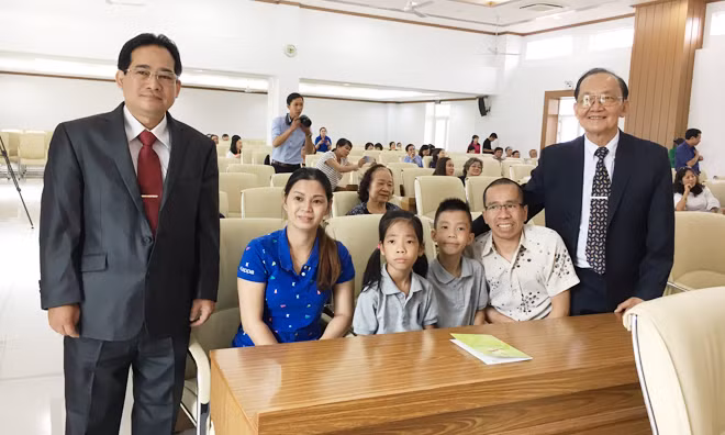 GS Trần Đông A (bên phải), Giám đốc BV Trịnh Hữu Tùng cùng bệnh nhân Đức và gia đình nhỏ của anh (sau 30 năm trong ca tách dính song sinh Việt - Đức 1988).