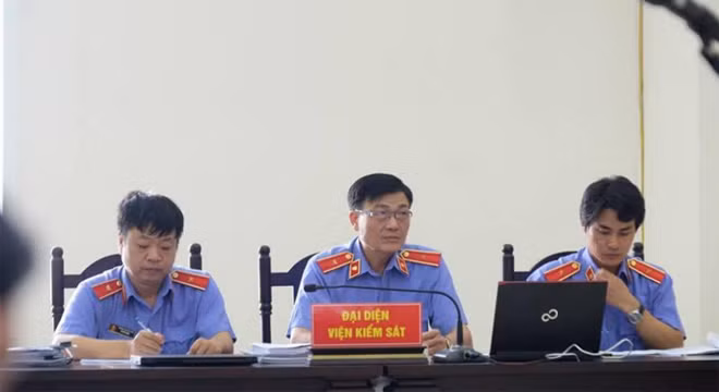 Đại diện Viện kiểm sát thực hành quyền công tố.