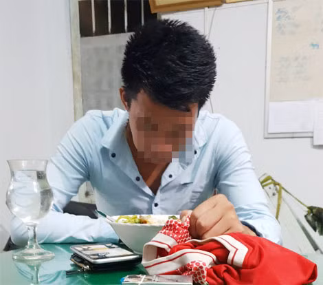 Anh T. đang ăn cơm tại cơ quan Công an.