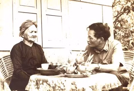 Nhà văn Nam Hà gặp nhân vật tại miền Đông Nam Bộ.