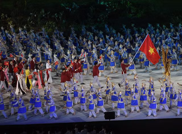 Vận động viên đấu kiếm Vũ Thành An cầm cờ cho đoàn thể thao Việt Nam tại Asiad 2018.